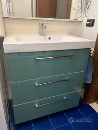 Mobile bagno sospesa con lavabo e rubinetto