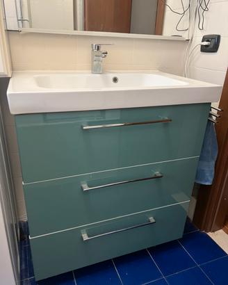 Mobile bagno sospesa con lavabo e rubinetto