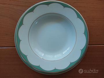 Servizio di piatti in porcellana 