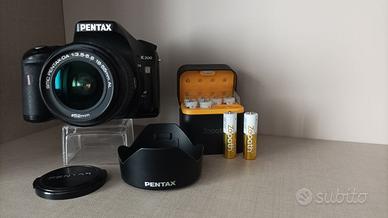 Pentax K200D con obiettivo e batterie.