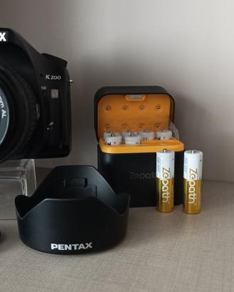 Pentax K200D con obiettivo e batterie.