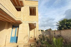 MULTILOCALE A TAVIANO