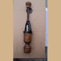 Atrezzo antico per mettere i tappi