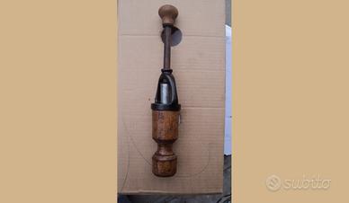 Atrezzo antico per mettere i tappi