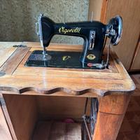 Macchina da cucire funzionante e da collezione