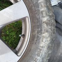 Cerchi in lega con gomme invernali Ford Kuga Mk1. 