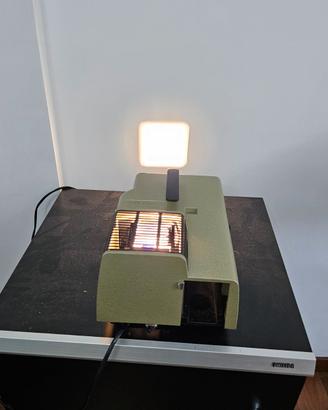 Schermo Bell e Howell e Proiettore diapositive Fer