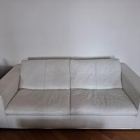 Divano Bontempi in pelle bianca.