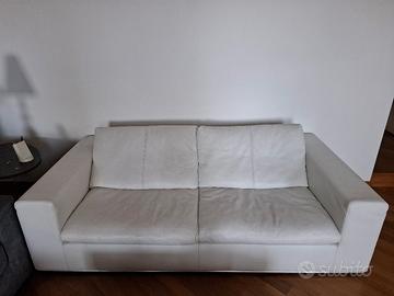 Divano Bontempi in pelle bianca.