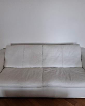 Divano Bontempi in pelle bianca.