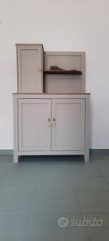 Piccola credenza in legno dipinta color beige