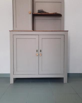 Piccola credenza in legno dipinta color beige