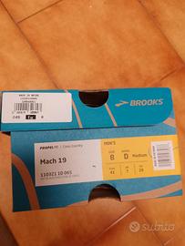 scarpe chiodate per atletica leggera 