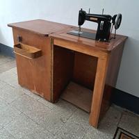 Macchina da cucire richiudibile con mobile vintage