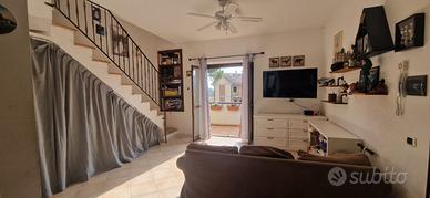 Appartamento su due livelli con 2 bagni e posto au