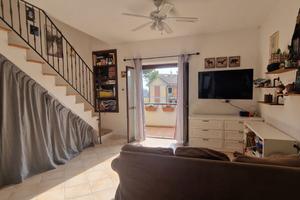 Appartamento su due livelli con 2 bagni e posto au