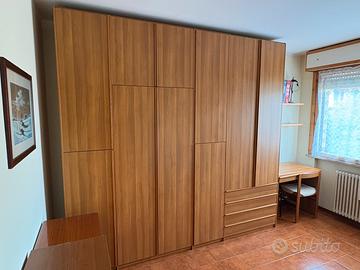 Armadio in legno con letto a scomparsa