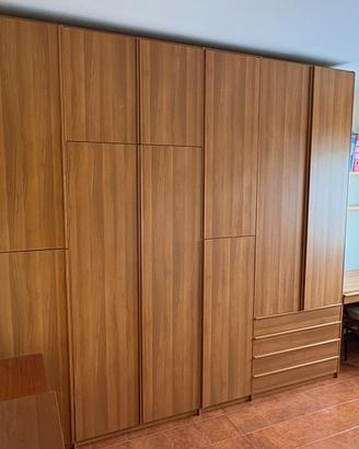 Armadio in legno con letto a scomparsa