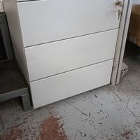 cassettiera in lamiera con ruote e chiusura chiave