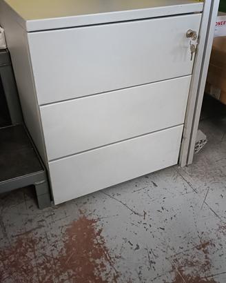 cassettiera in lamiera con ruote e chiusura chiave