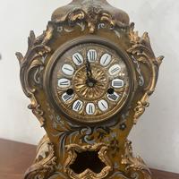 Orologio da tavolo stile Boulle in bronzo e legno