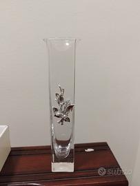 Vaso in vetro con decorazione floreale in argento