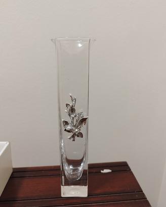 Vaso in vetro con decorazione floreale in argento