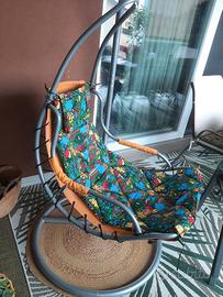 poltrona dondolo da giardino o terrazzo. 