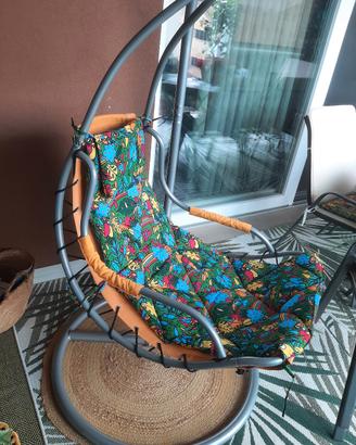 poltrona dondolo da giardino o terrazzo. 