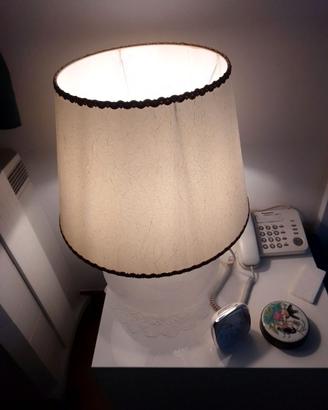 Lampada da tavolo o comodino con paralume