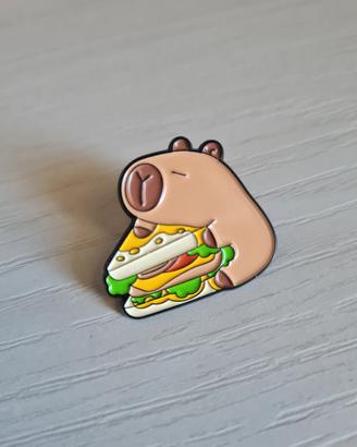Spilla Capibara con Sandwich