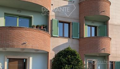 Appartamento a piano 1° con due balconi e garage