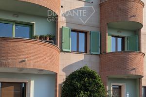 Appartamento a piano 1° con due balconi e garage