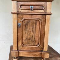 Mobiletto a colonna in stile umbertino