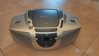 Radio lettore CD e cassette.