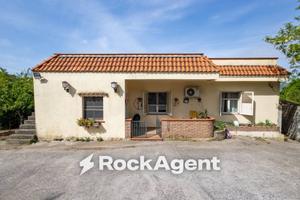 Casa indipendente di 223 m² con più di 5 locali e 