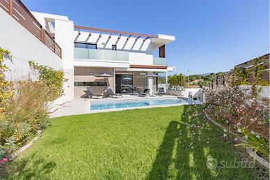 Esclusiva Villa Moderna con Piscina Margine Rosso
