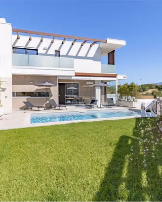 Esclusiva Villa Moderna con Piscina Margine Rosso