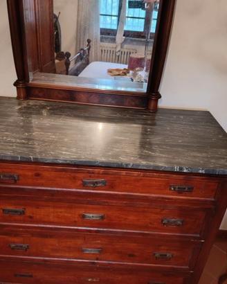 Cassettone in legno massello con piano in marmo
