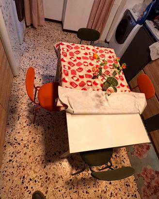 Tavolo cucina e 4 sedie