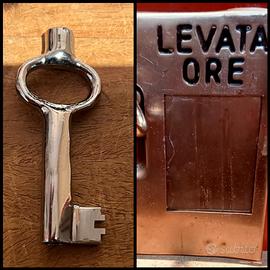 Chiave e Piastrina cassetta postale buca delle let