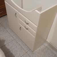 mobiletto bagno con lavabo e specchio