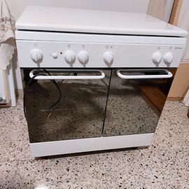 Cucina a gas con forno elettrico e portabombola