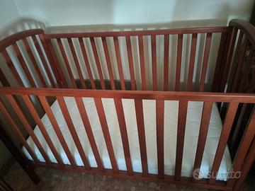 lettino con materasso e sponda che si abbassa