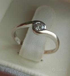 Anello in oro 18kt  con diamante solitario