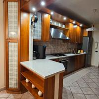 Cucina in legno di ciliegio