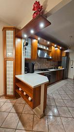 Cucina in legno di ciliegio