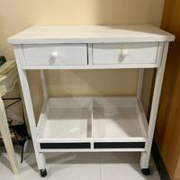 Mobiletto in legno con 2 cassetti e ruote