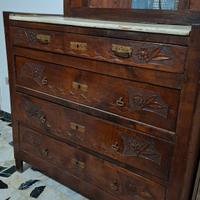 Comò antico lavorato a mano