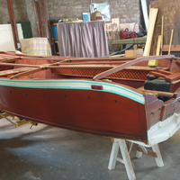 Barca in legno fatta a mano